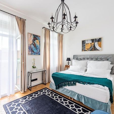 Luxury Apartment With A Balcony And A Terrace Praha Bagian luar foto