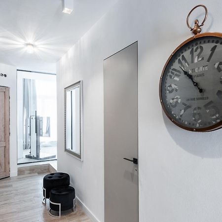 Luxury Apartment With A Balcony And A Terrace Praha Bagian luar foto