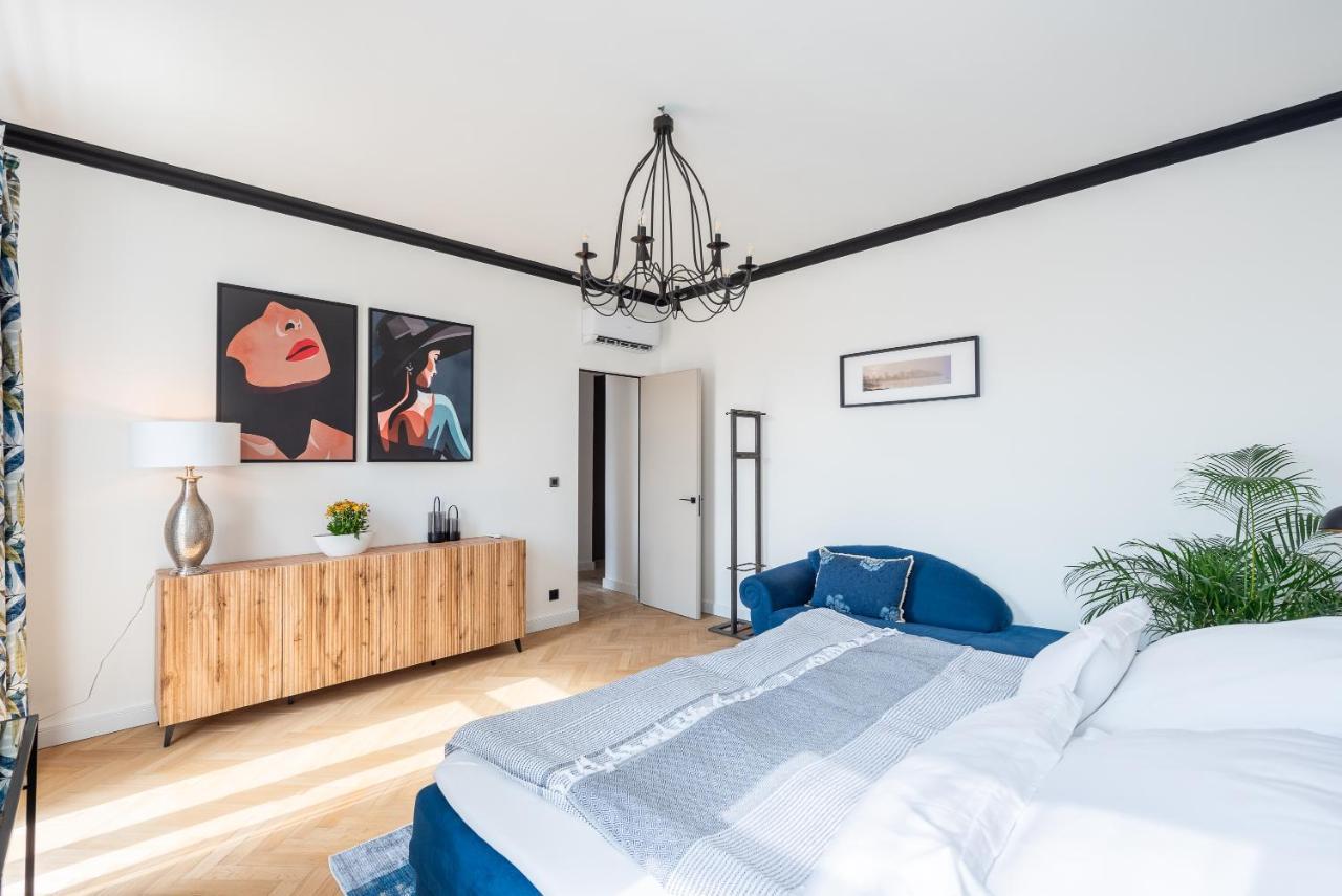 Luxury Apartment With A Balcony And A Terrace Praha Bagian luar foto