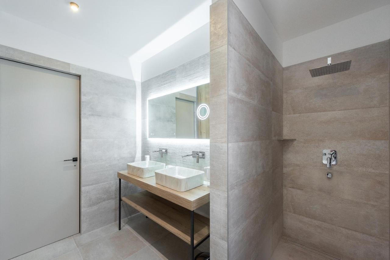Luxury Apartment With A Balcony And A Terrace Praha Bagian luar foto