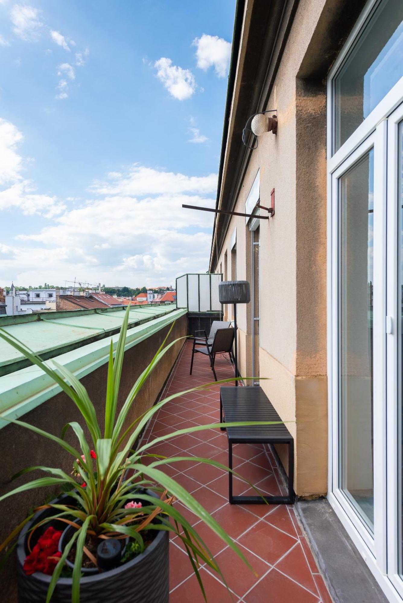 Luxury Apartment With A Balcony And A Terrace Praha Bagian luar foto
